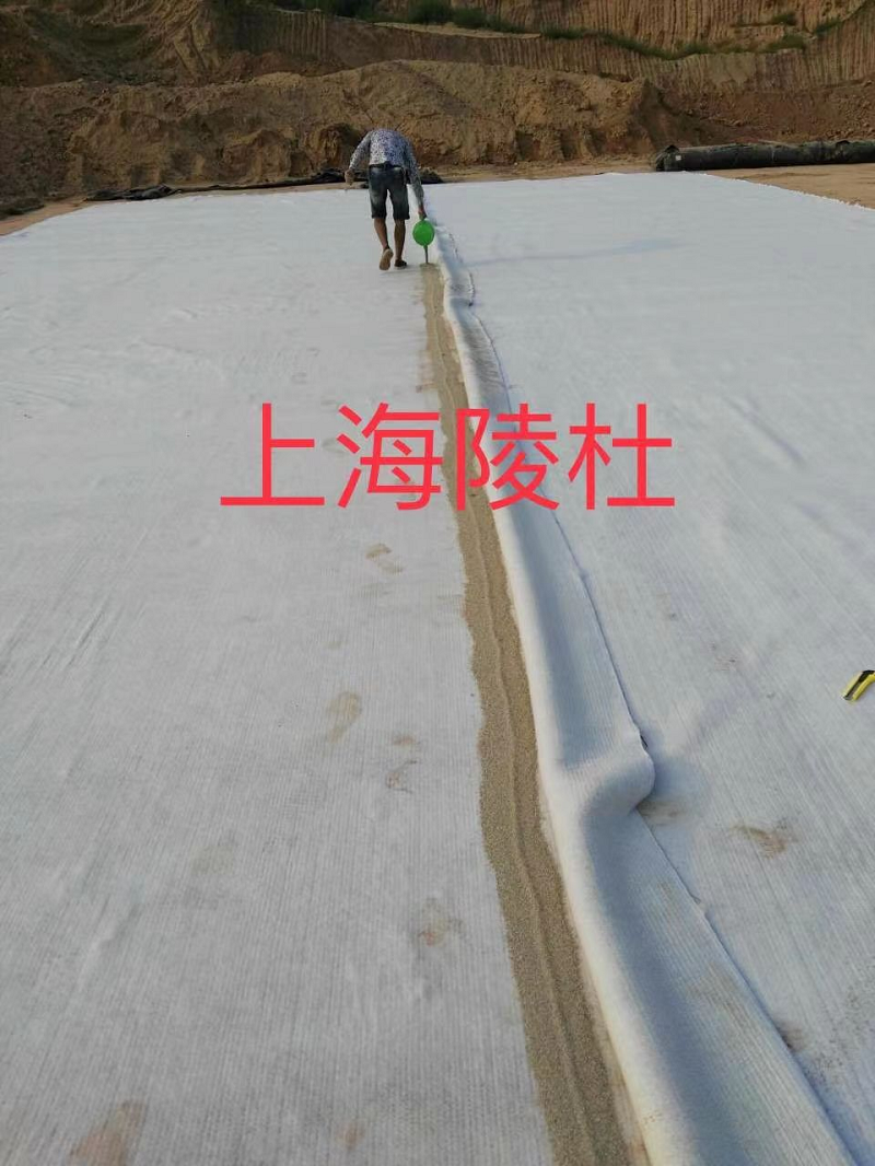 覆膜双层无纺布天然钠基膨润土防水毯(图2)